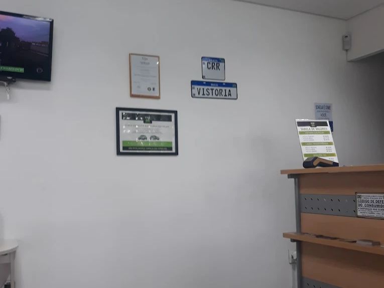 Parede da recepção da CRR Vistorias com placas decorativas CRR e Vistoria